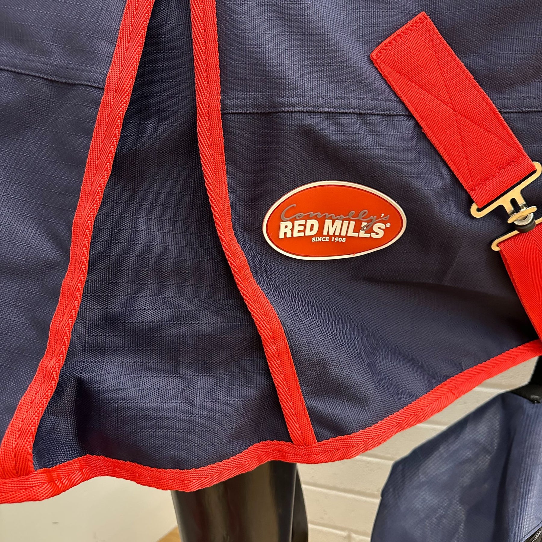Red Mills Horse Heavy Turnout Rug in Navy & Red (400g)