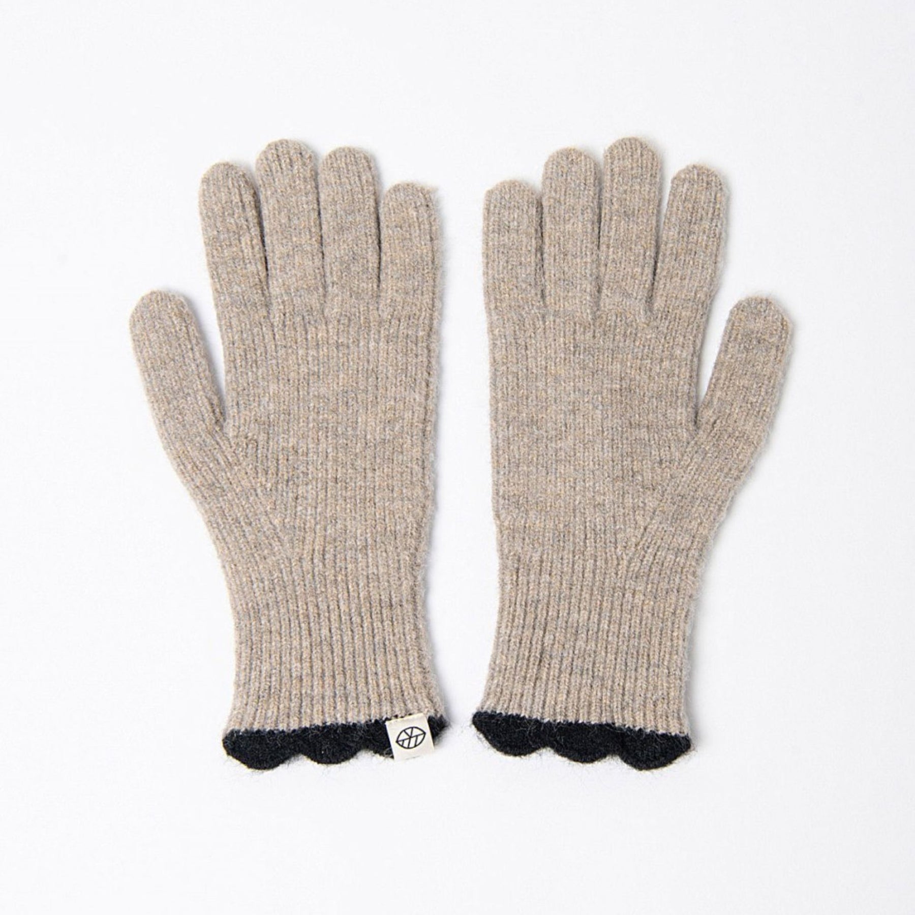 Surkana Gofe Gloves in Beige with contrasting Scallop Detail in Black