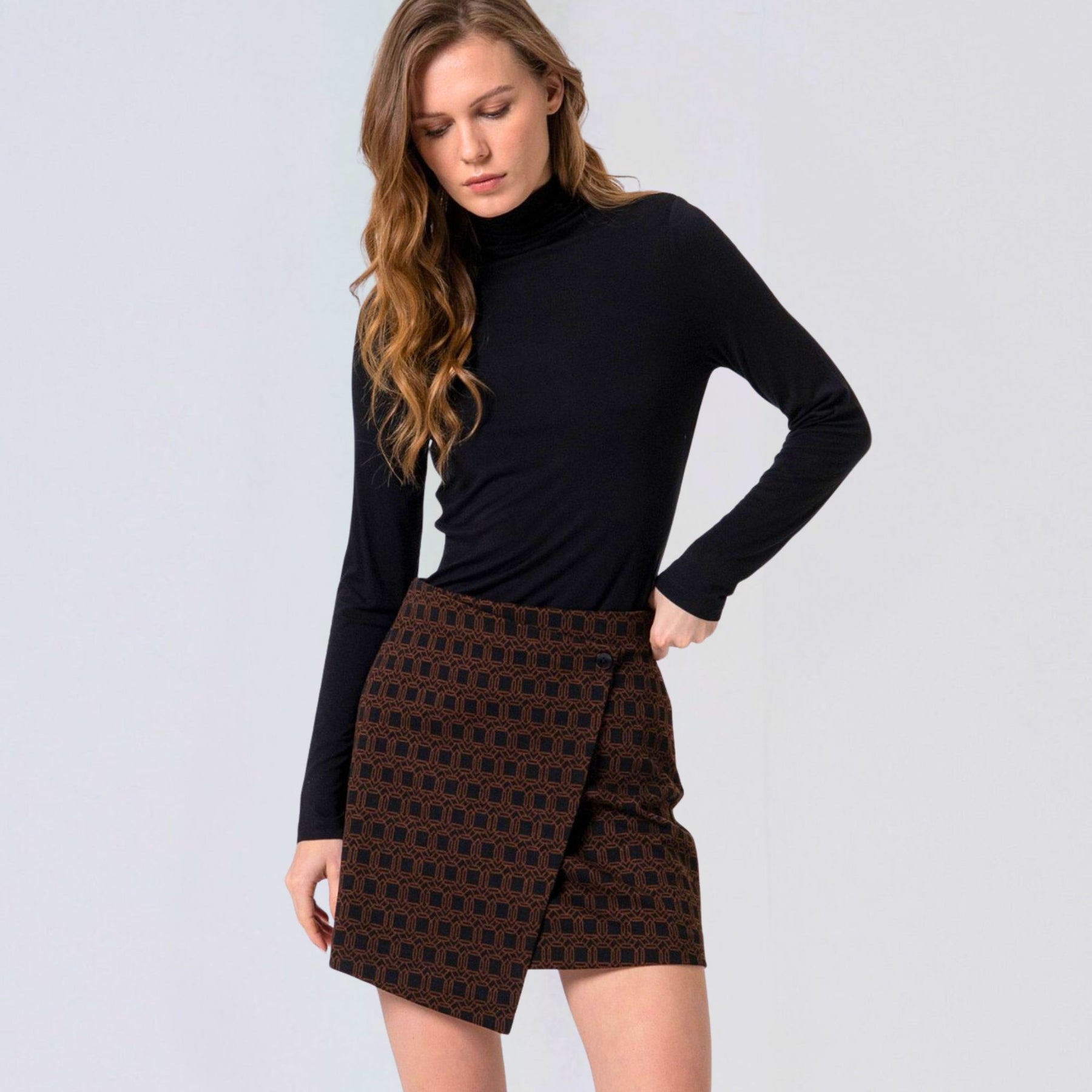 Surkana Women's Irda Front-Crossed Short Skirt in Black