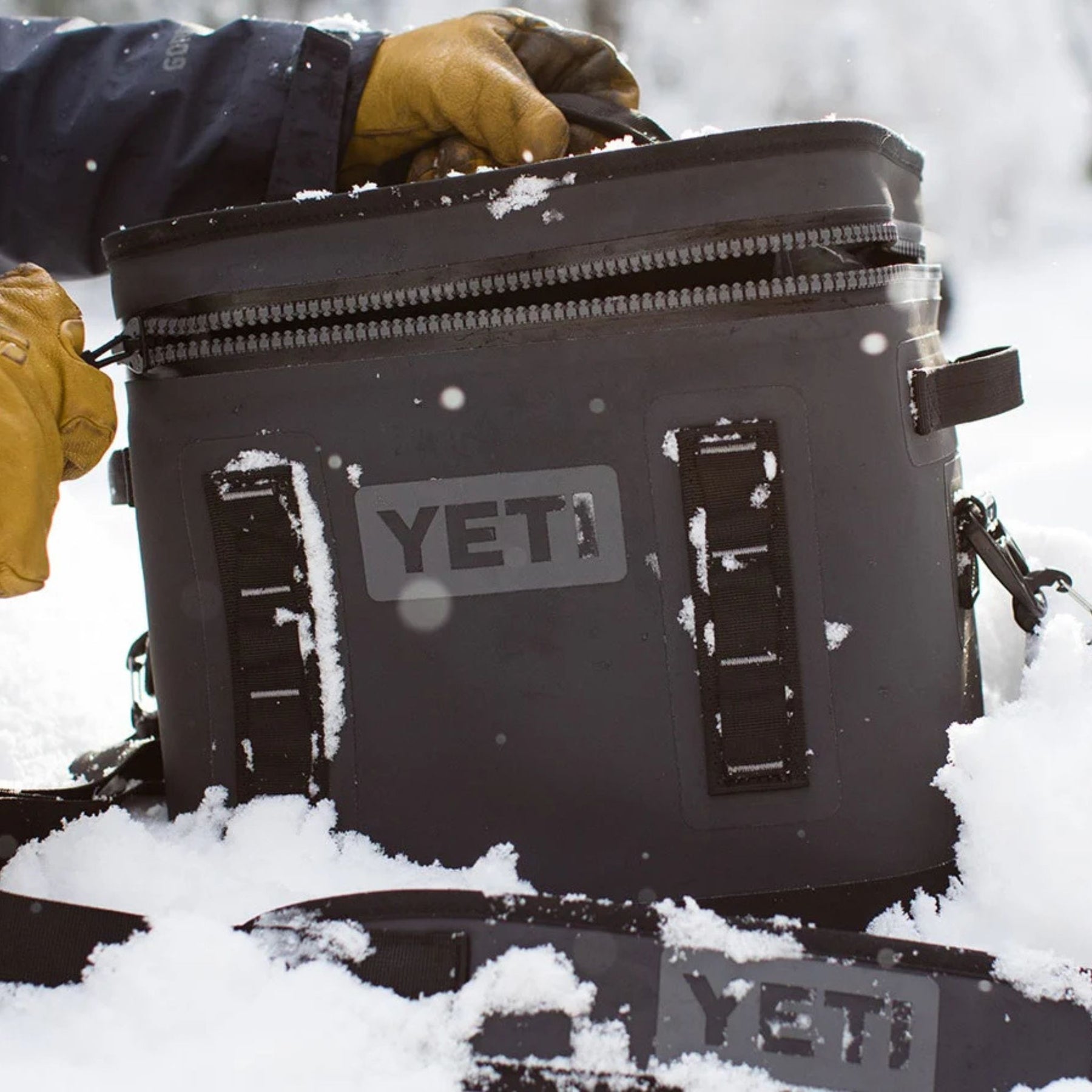 YETI Hopper Flip 12 Cool Bag in Navy