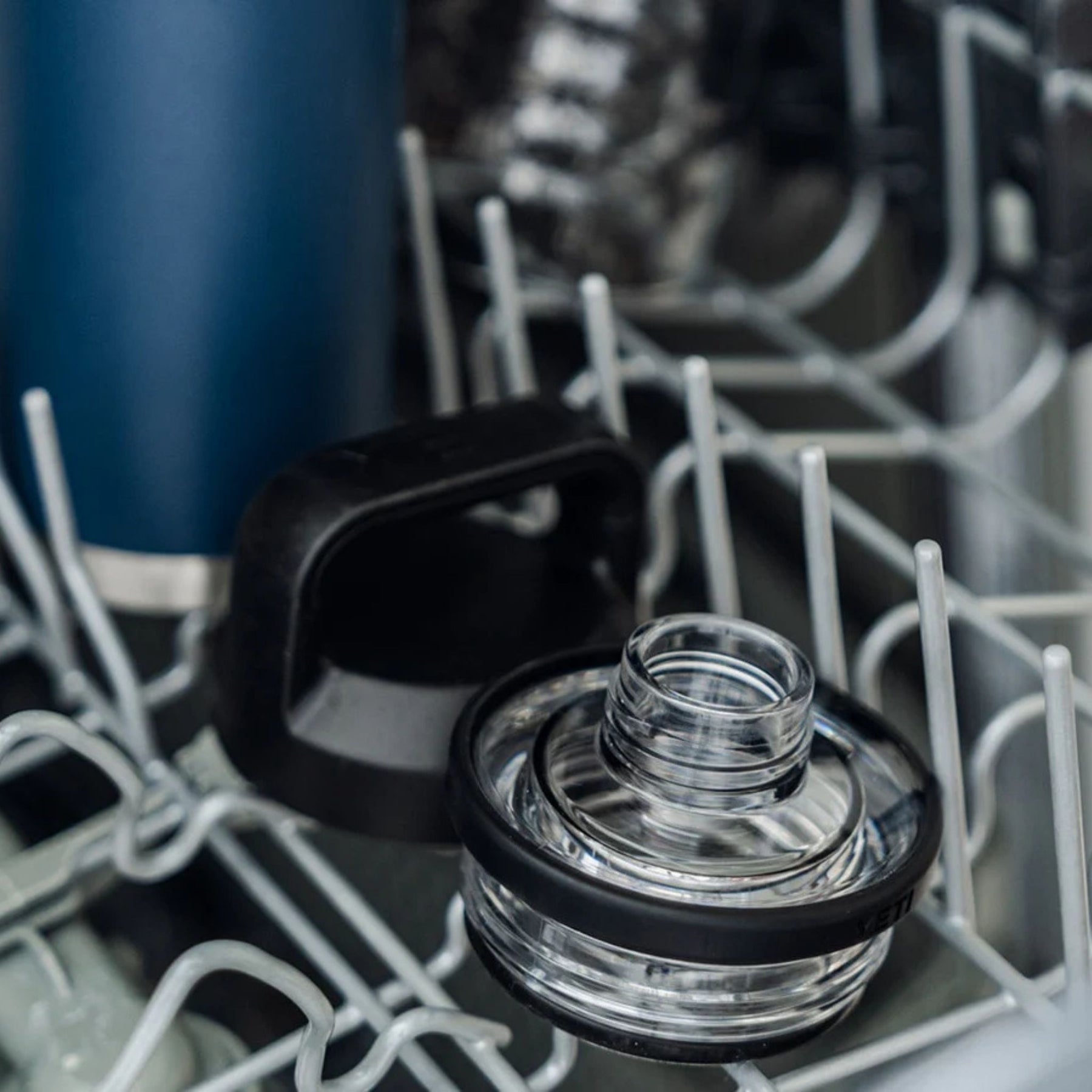 YETI Rambler 26 Oz Bottle in Navy (769 ml) with Chug Cap