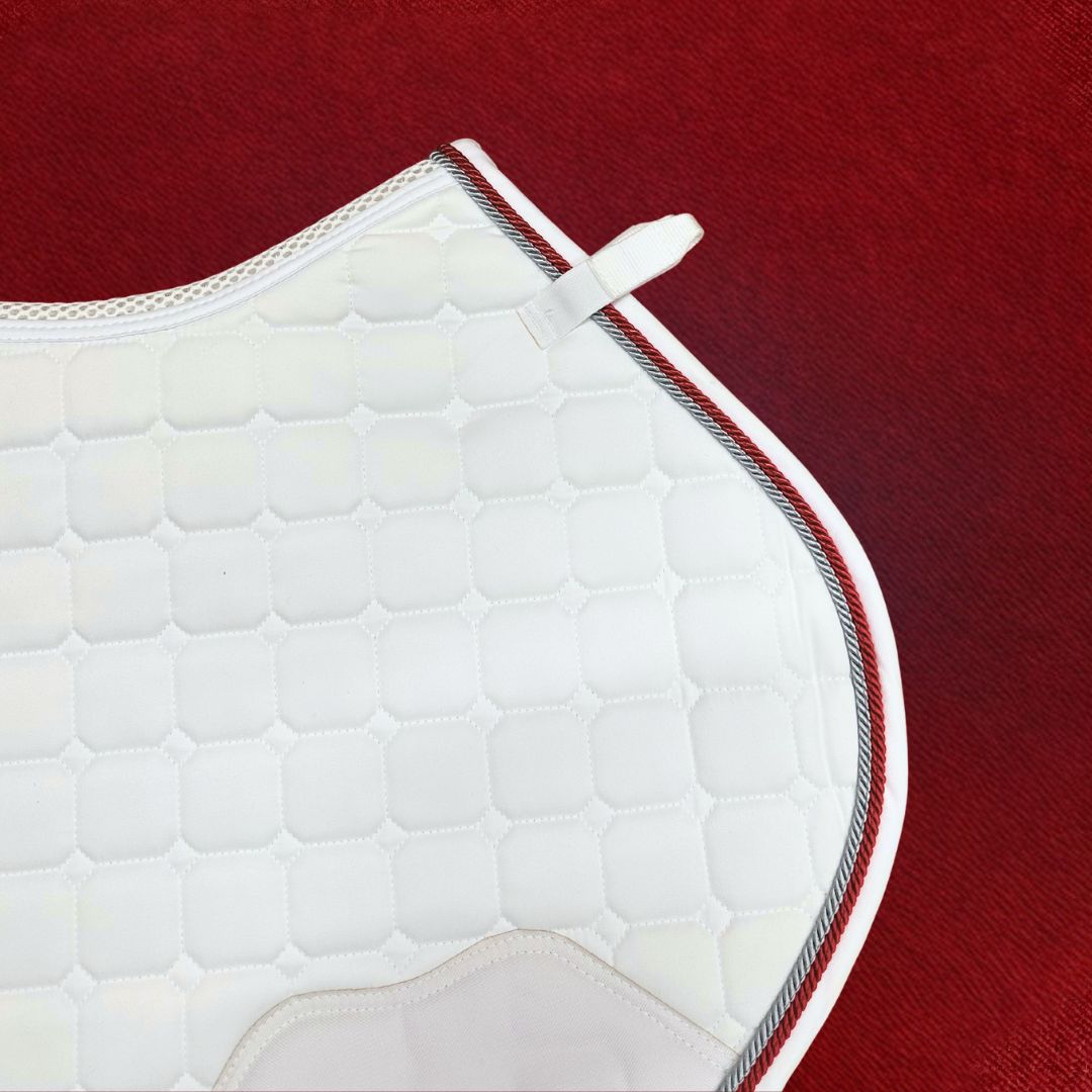 Red Mills Horse Close Contact Saddle Pad in White