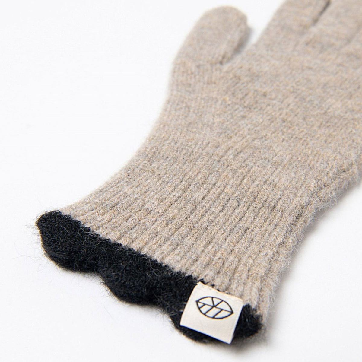 Surkana Gofe Gloves in Beige with contrasting Scallop Detail in Black