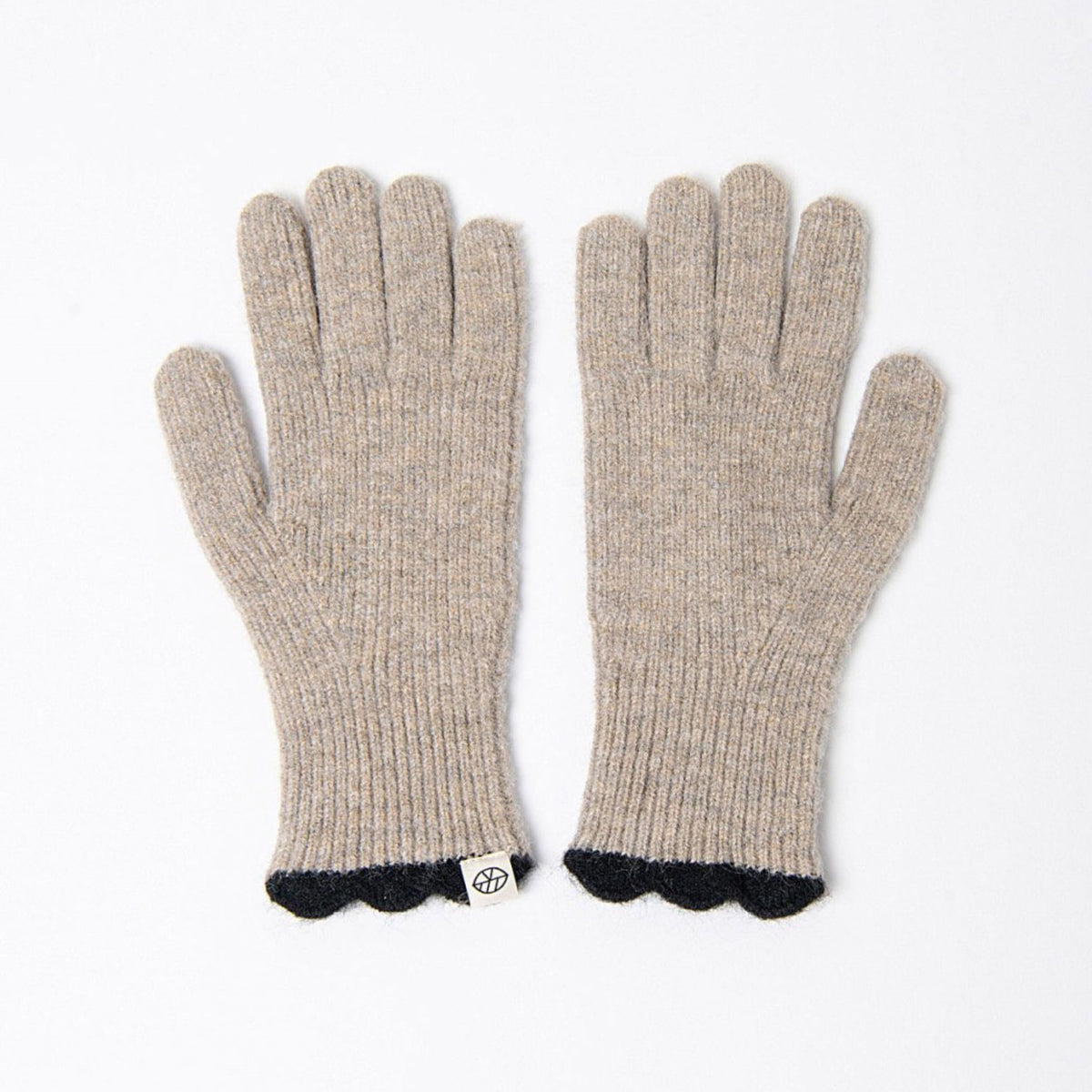 Surkana Gofe Gloves in Beige with contrasting Scallop Detail in Black