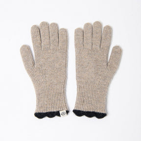 Surkana Gofe Gloves in Beige with contrasting Scallop Detail in Black