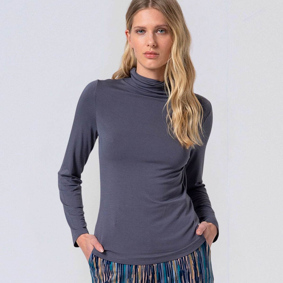 Surkana Women's Lisi Turtleneck Fitted Long Sleeves T-Shirt in Dark Grey