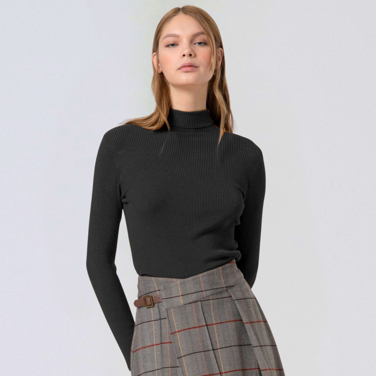 Surkana Women's Liza Ribbed Turtleneck Jumper in Black