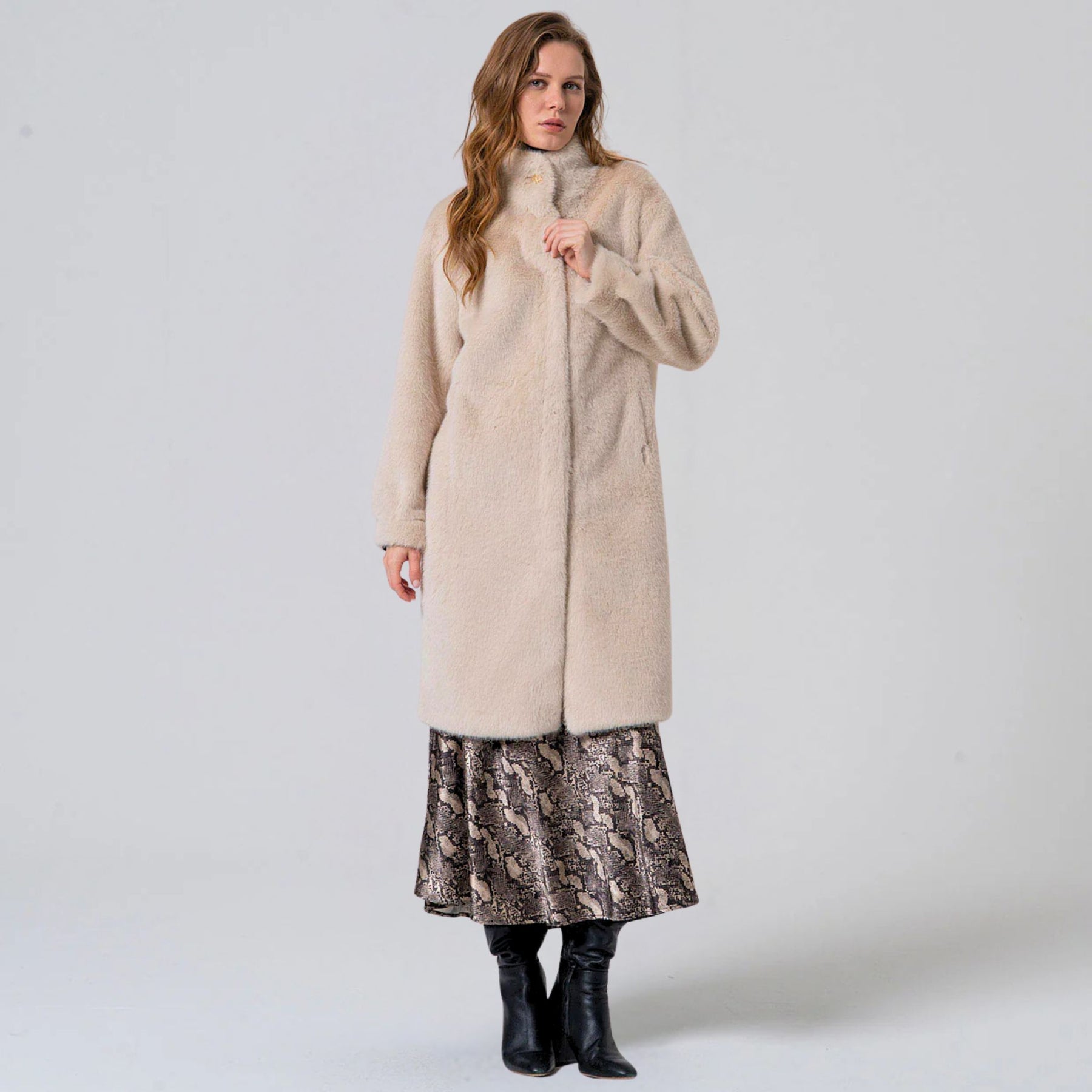 Surkana Women's Nipe Faux Fur Coat in Ecru