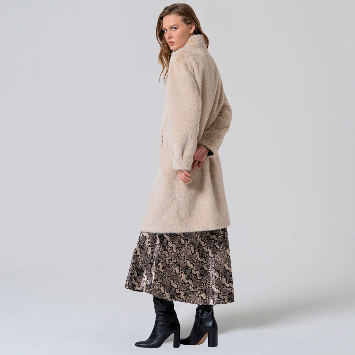 Surkana Women's Nipe Faux Fur Coat in Ecru