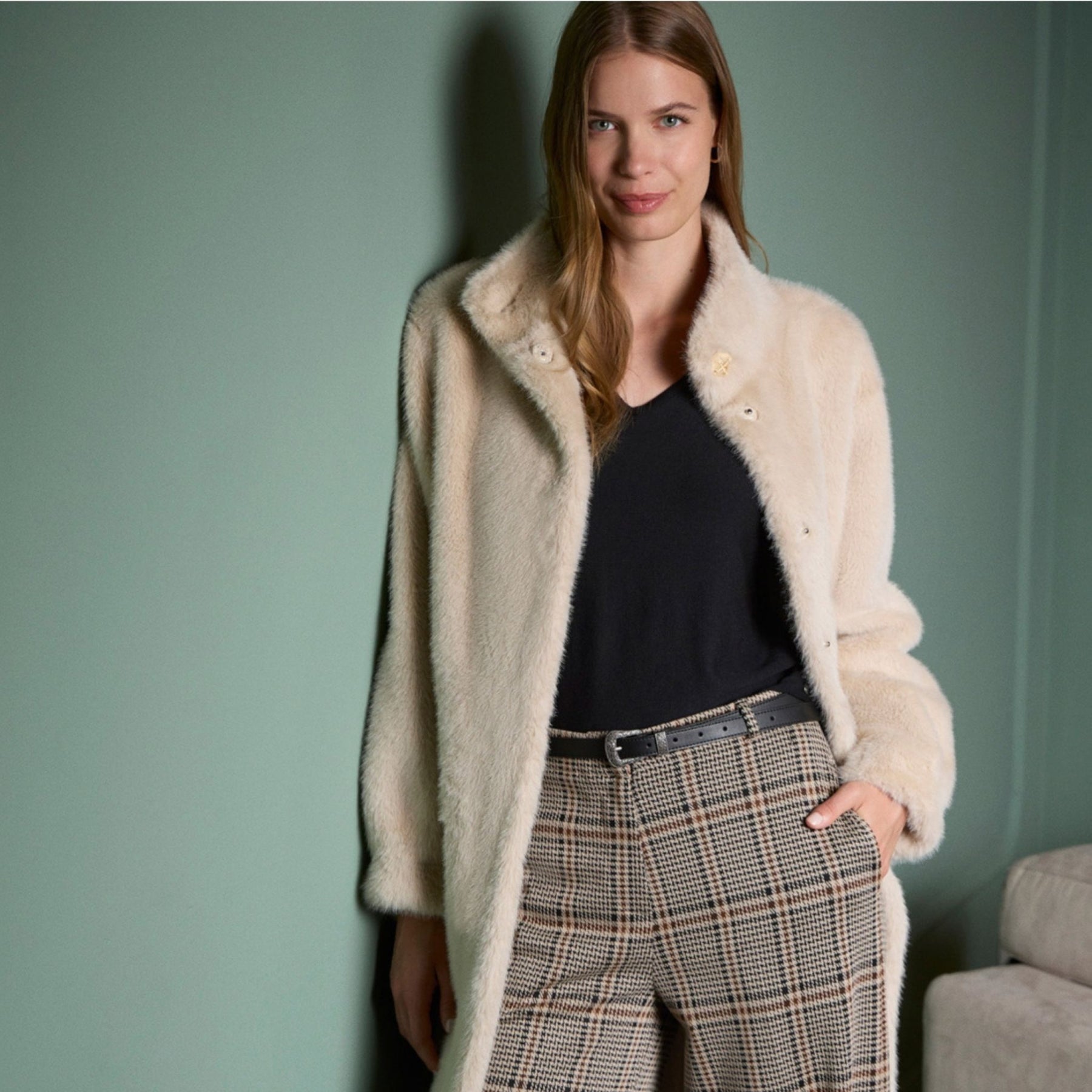 Surkana Women's Nipe Faux Fur Coat in Ecru