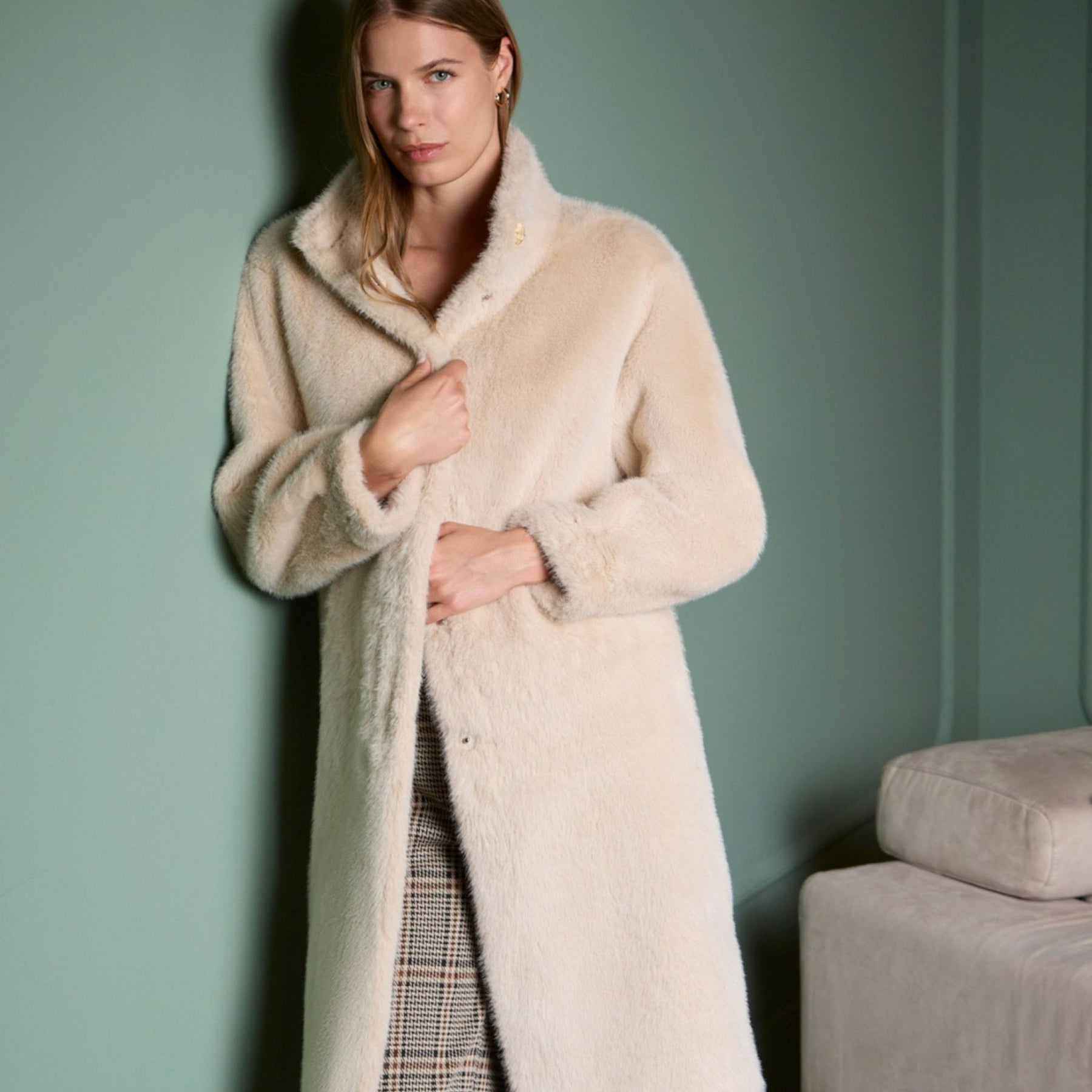 Surkana Women's Nipe Faux Fur Coat in Ecru