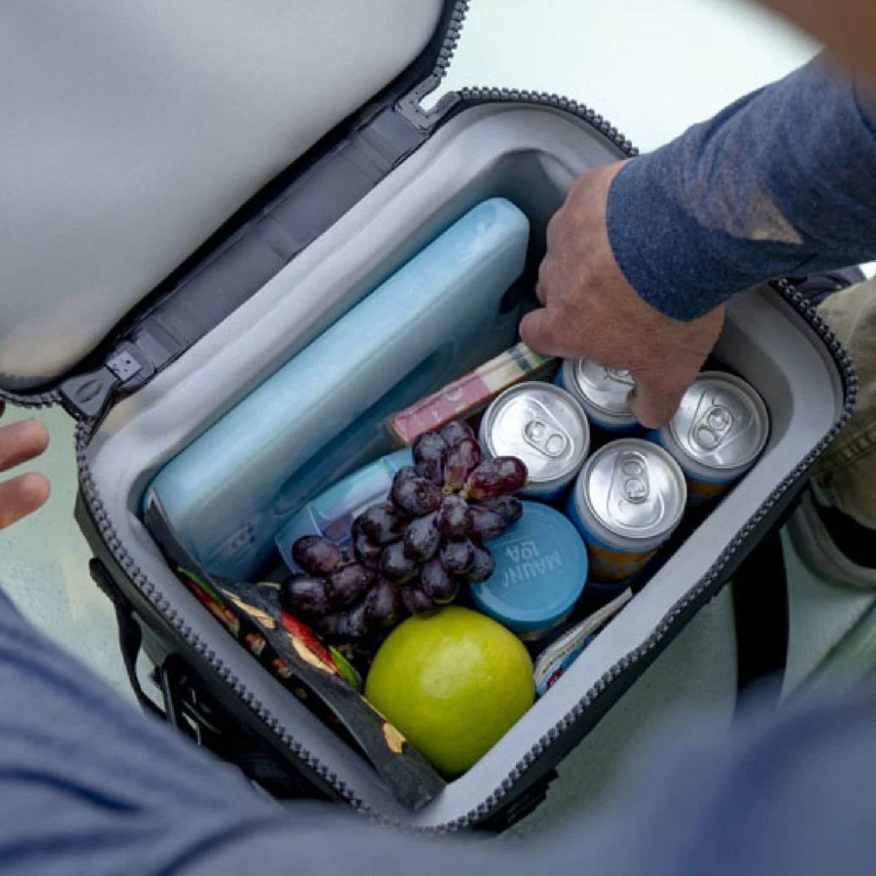 YETI Hopper Flip 12 Cool Bag in Navy