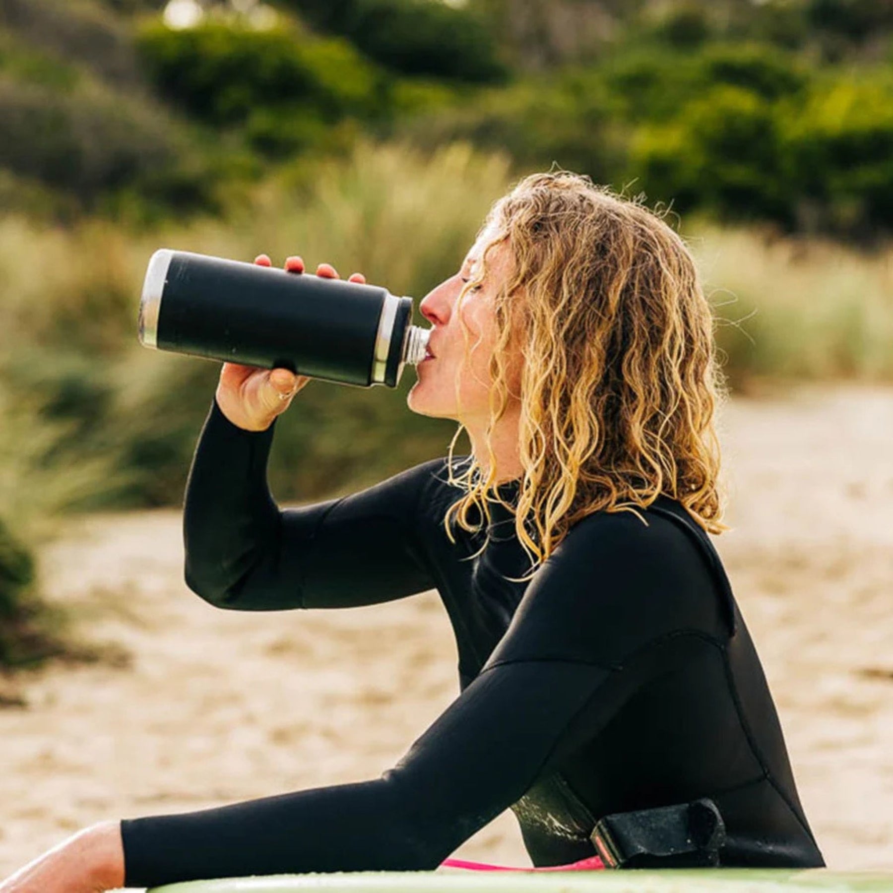 YETI Rambler 26 Oz Bottle in Navy (769 ml) with Chug Cap