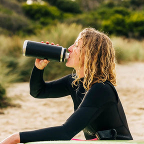YETI Rambler 26 Oz Bottle in Navy (769 ml) with Chug Cap