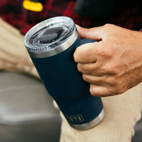 YETI Rambler 30 Oz Travel Mug in Navy (887ml) with StrongHold Lid