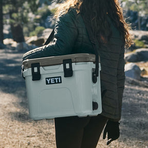 YETI Roadie 15 Cool Box in White/Blue