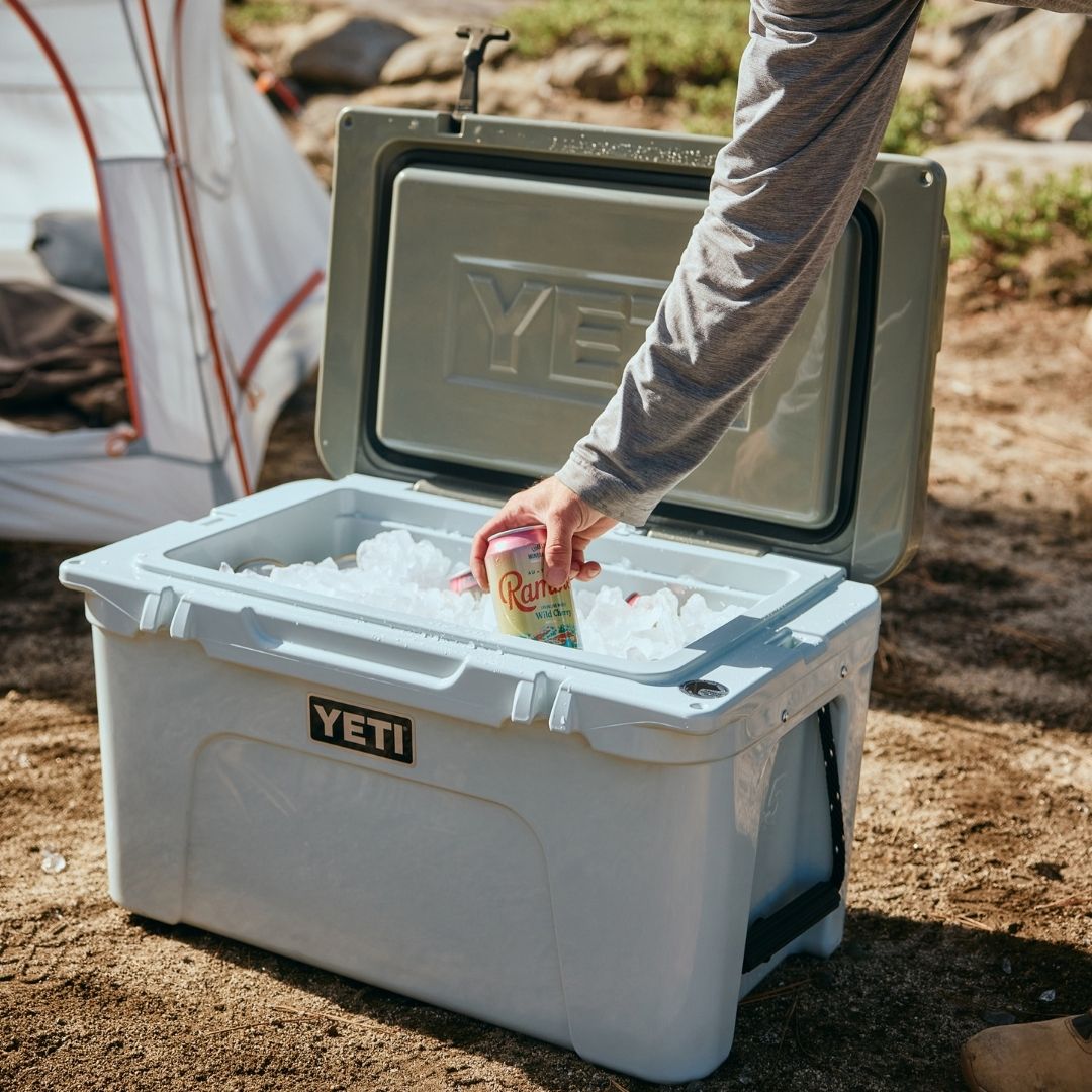 YETI Tundra 45 Cooler Box in White/Blue