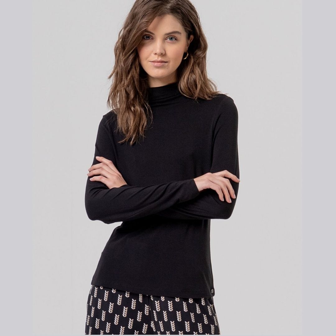 Surkana Turtleneck T-shirt in Black