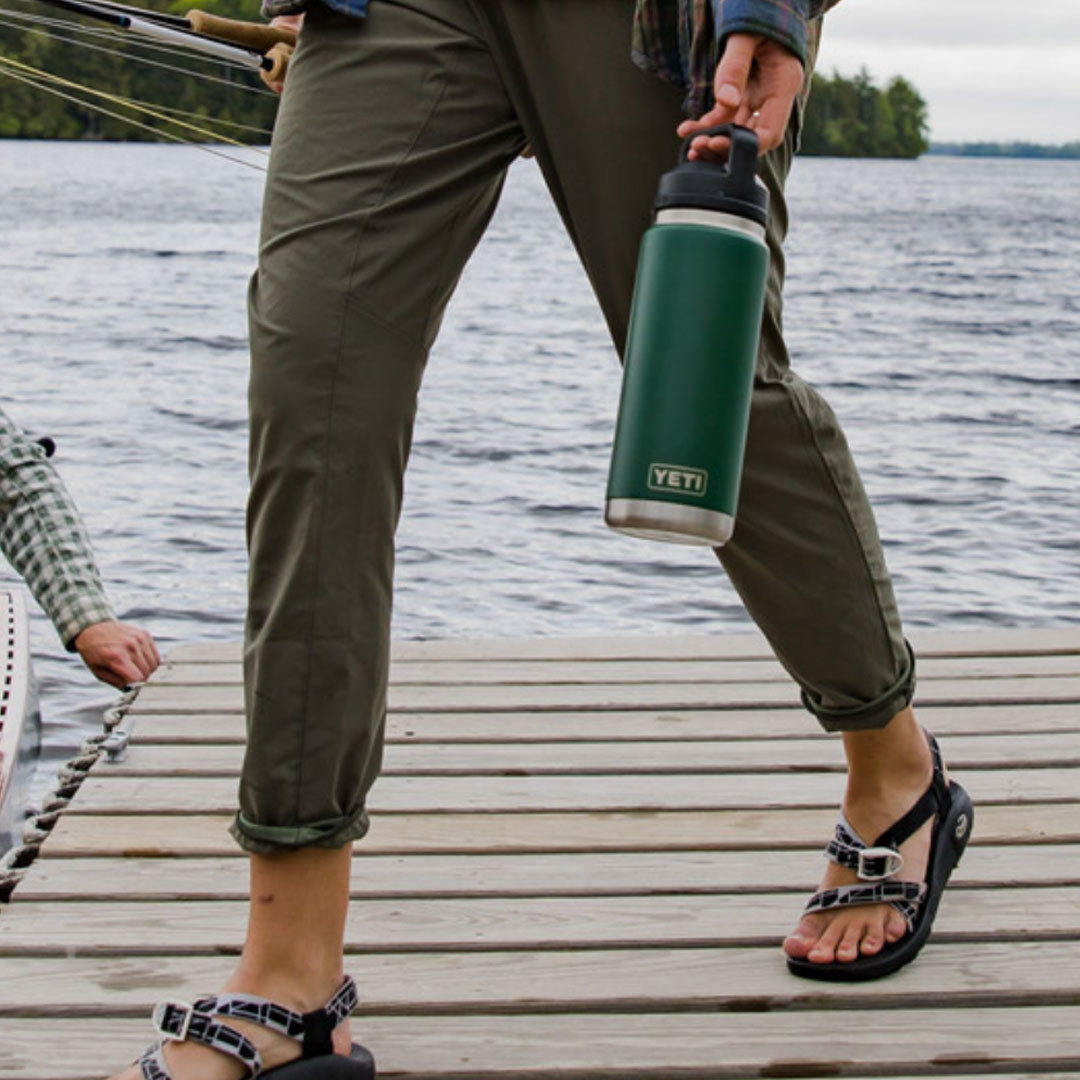 Yeti Rambler 26 Oz Bottle with Chug Cap in Navy